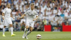 Toni Kroos rozgrywający piłkę