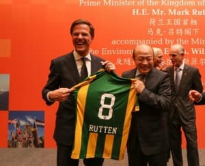 Wang Hui wraz z premierem Holandii Markiem Rutte (fot. adoforexpats.com)