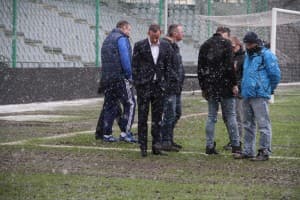 Paweł Raczkowski podczas oględzin murawy