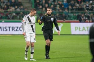 02.04.2016, Warszawa ul.Łazienkowska 3, Ekstarklasa Legia Warszawa - Lechia Gdańsk; nz. Artur Jędrzejczyk(L), Daniel Stefański(P); fot. Grzegorz Rutkowski;