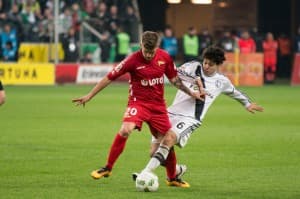 02.04.2016, Warszawa ul.Łazienkowska 3, Ekstarklasa Legia Warszawa - Lechia Gdańsk; nz. Costa Marques Guilherme(P), Michał Chrapek(L); fot. Grzegorz Rutkowski;