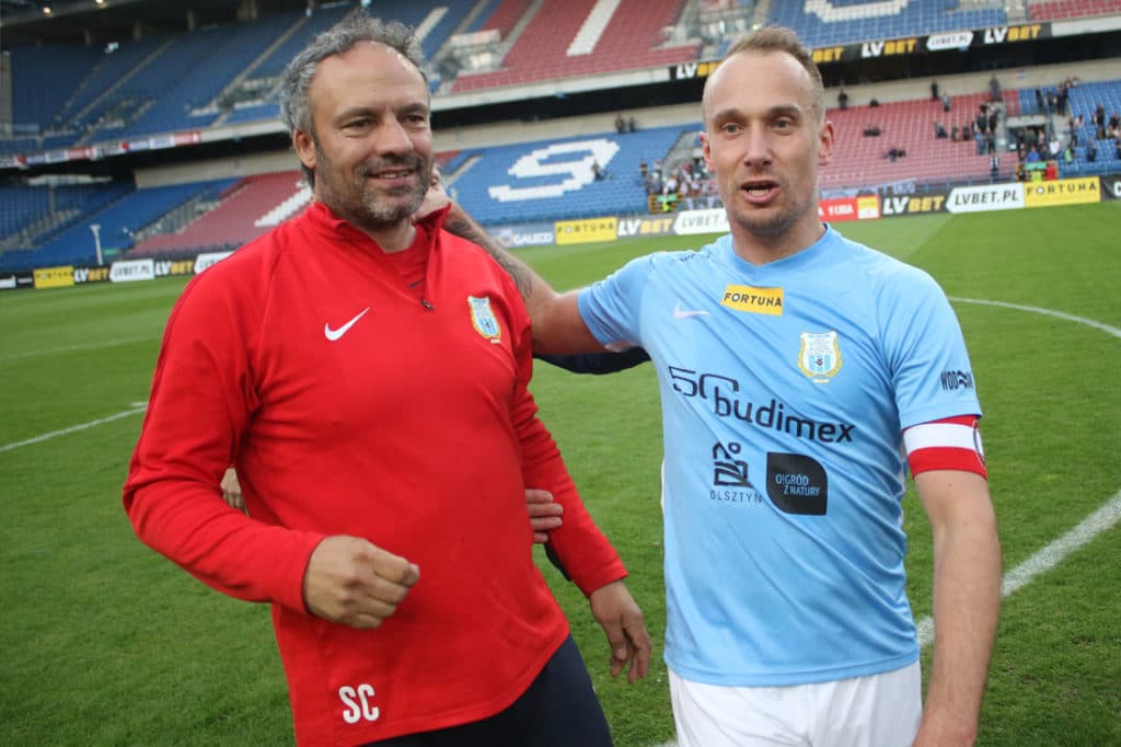 Sylwester Czereszewski po lewej, na stadionie Wisły Kraków z zawodnikiem Stomilu Olsztyn