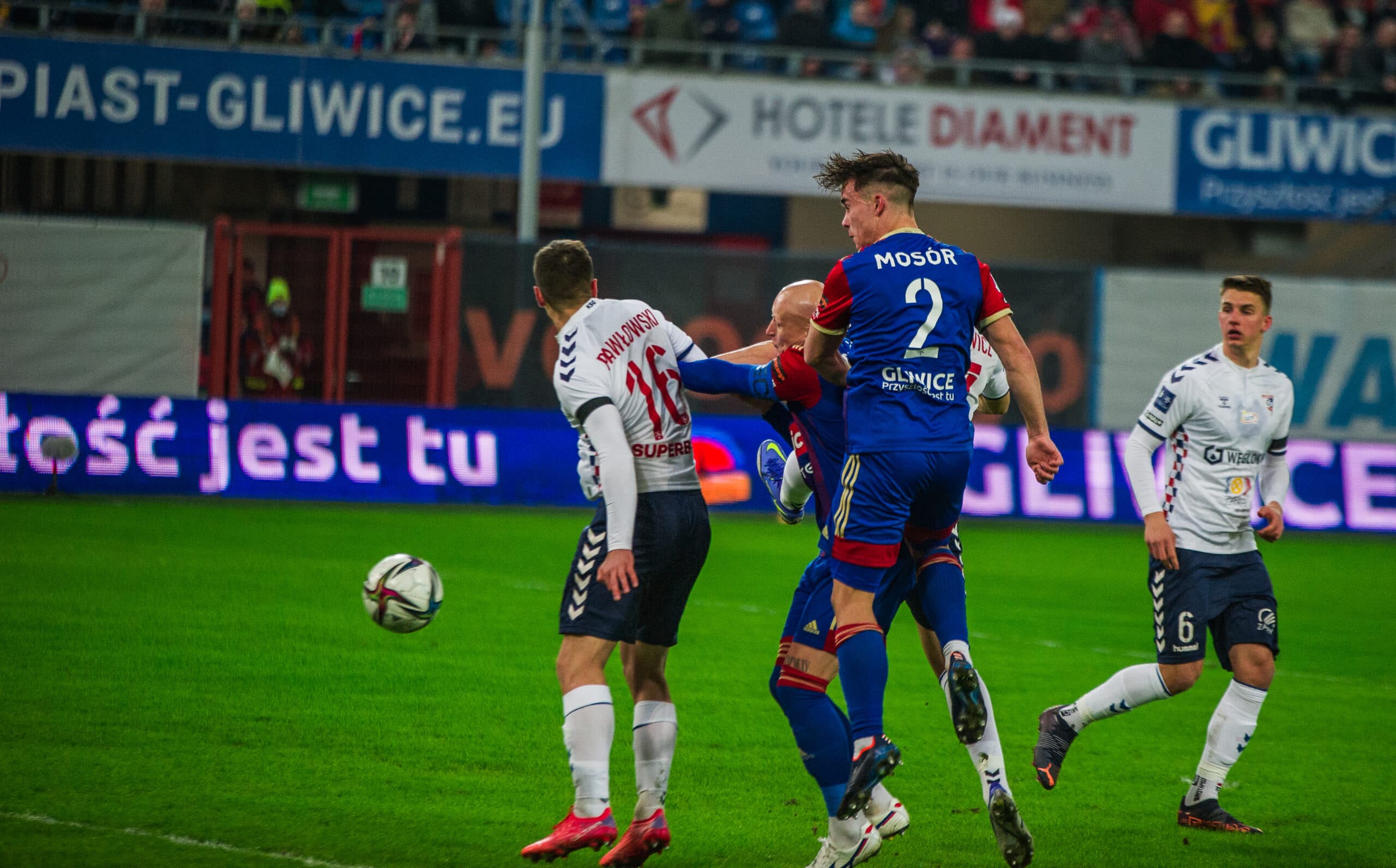 Ariel Mosór po strzale głową w kierunku bramki Bielicy / Piast Gliwice - Górnik Zabrze