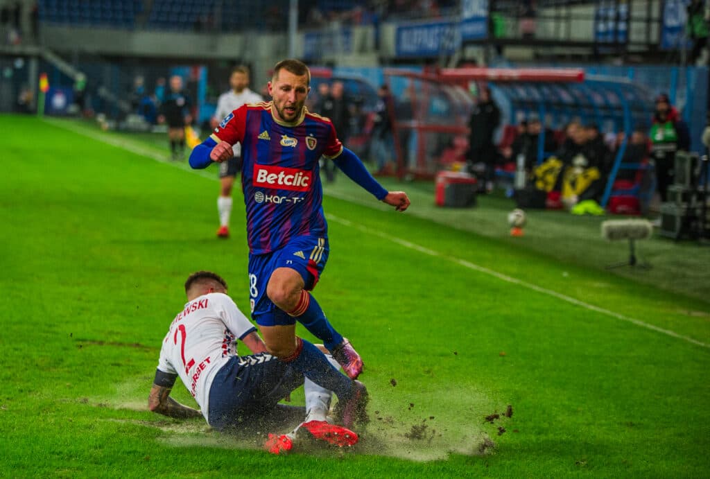 Kamil Wilczek zatrzymany wślizgiem przez Przemysława Wiśniewskiego / Piast Gliwice - Górnik Zabrze / Derby