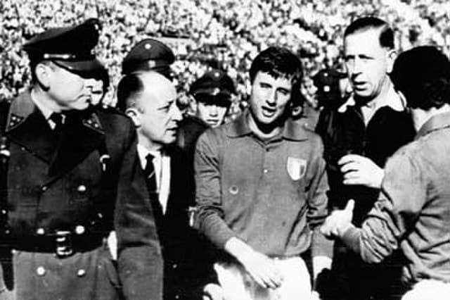Giorgio Ferrini opuszcza Estadio Nacional de Chile w asyście policji