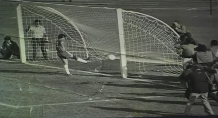 Francisco Chamaco Valdes wbija symbolicznego gola na Estadio Nacional de Chile do pustej bramki