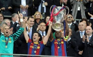 Symboliczna chwila – Eric Abidal z opaską kapitana wznosi do góry trofeum za zwycięstwo w Lidze Mistrzów