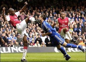 Po tym uderzeniu przez Abou Diaby, John Terry stracił przytomność.