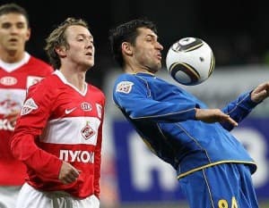 Aiden McGeady (z lewej) wyleciał z boiska za faul na Marcinie Kowalczyku
