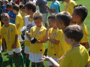 Zawodnicy z pucharem za drugie miejsce w województwie 
