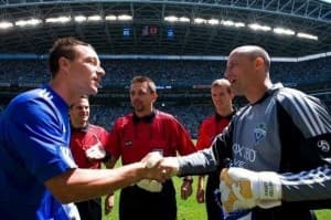 Chelsea vs Seattle Sounders. Kapitanowie obu drużyn (Terry i Keller) witają się przed meczem. W środku Alex Prus.
