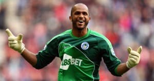 Al-Habsi ma się z czego cieszyć. Omańczyk obronił rzut karny, a jego Wigan zatrzymało Liverpool