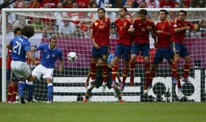 Andrea Pirlo próbował swoich sił ze stałego fragmentu gry