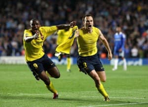 Andres Iniesta świętujący bramkę w starciu z Chelsea Londyn