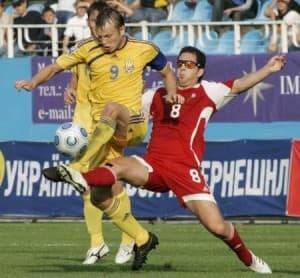 Andrij Jarmolenko (z lewej) tym razem nie poprowadził Ukrainy do wygranej