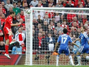 Kibice i zawodnicy Liverpoolu zapewne po tym strzale Carrolla widzieli piłkę w bramce. Jednak nie przeszła ona całym obwodem linii bramkowej