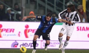 Luca Cigarini (z lewej) w walce o piłkę z Andreą Pirlo 