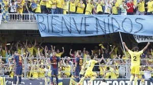 Fani Villarrealu witają swoich graczy na Mini Estadi
