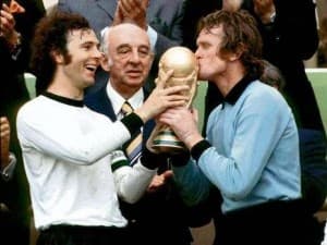 Franz Beckenbauer i Sepp Maier z trofeum za mistrzostwo świata w 1974 roku