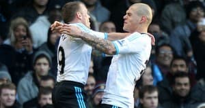Craig Bellamy (z lewej) i Martin Sktel – to ten duet zapewnił Liverpoolowi zwycięstwo na Villa Park