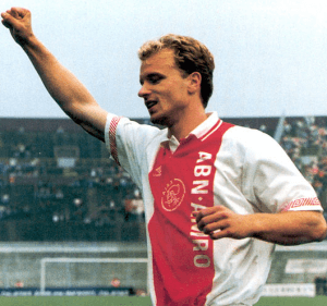 Dennis Bergkamp w trykocie Ajaksu Amsterdam