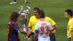 Carles Puyol (z lewej) będzie miał okazję odbierać jeszcze niejeden puchar