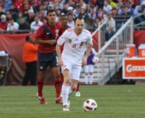 Murowanym kandydatem na króla strzelców będzie Chris Wondolowski (z tyłu za Iniestą)