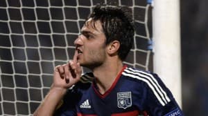Piłkarz Lyonu Clement Grenier po strzelonej bramce
