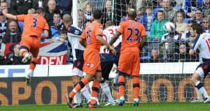Clint Hill (z lewej, z numerem trzecim) strzelił właśnie gola, który powinien być uznany