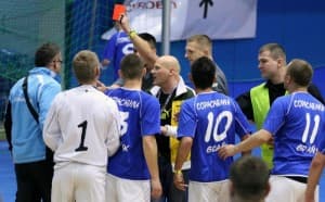 W tej sytuacji sędzia nie szczędził czerwonych kartek