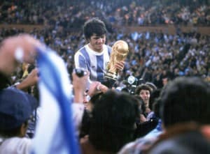 Daniel Pasarella wznoszący Puchar Świata – Buenos Aires, 1978