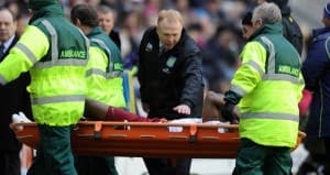 W taki sposób Darren Bent opuścił murawę DW Stadium 