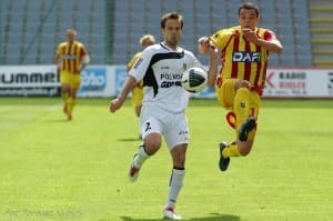 Dawid Janczyk w walce o piłkę