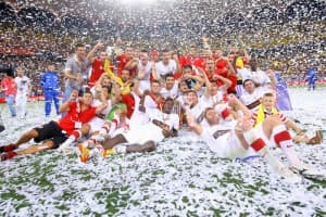 Piłkarze Dinama cieszący się po zwycięstwie w finale Superpucharu Rumunii
