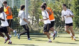 Enzo Fernandez obok Cristiano Ronaldo i Ricardo Kaki na treningu Realu Madryt