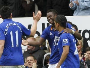 Steven Pienaar (z prawej) strzelił bramkę w 63. sekundzie meczu