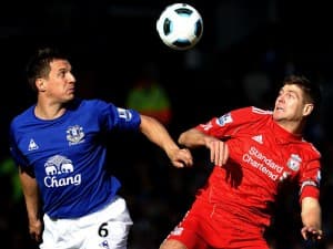 Jagielka (L) zostaje na Goodison Park