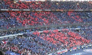 Kibice wspierają oba zespoły... (na zdjęciu oprawa zorganizowana przez fanów PSG)