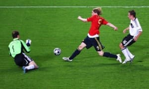 Fernando Torres strzelający zwycięskiego gola Niemcom w finale Euro 2008