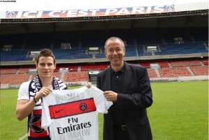 Kevin Gameiro (po lewej) z prezydentem PSG (po prawej) na Parc des Princes