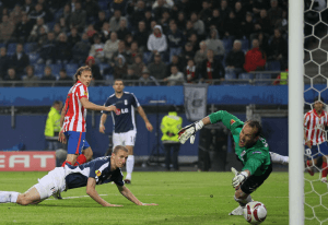 Po strzale w 116. minucie Diego Forlana Mark Schwarzer był bezradny
