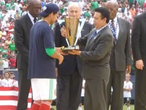 Szef FIFA Sepp Blatter wręcza trofeum dla najlepszego strzelca Miguelowi Sabah. 