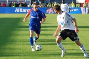 Piotr Madejski (przy piłce) zmarnował szansę na wyrównanie wyniku