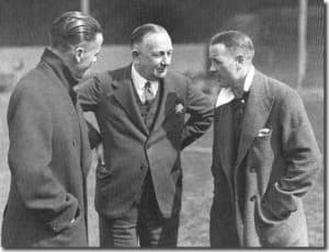 Herbert Chapman (w środku) jest uważany za najlepszego trenera w historii Arsenalu