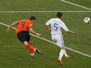 Van Persie miał swoją szansę na strzelenie bramki, lecz ostatecznie to Robben i Sneujder wyręczyli holenderskiego napastnika