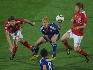 Gol Keisuke Hondy (w środku) nie wystarczył do wygrania z Krasnodarem