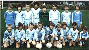 Hung Dang w barwach Rowlyng FC U-12 (czwarty od lewej w górnym rzędzie)