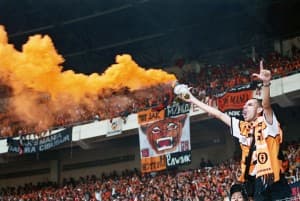 Choć kibice Persiji na co dzień dysponują stadionem mieszczącym 15 000, podczas finału w 2005 wykupili 105 000 biletów na Bung Karno. Przyjezdnych było 17 000, choć od miejsca pochodzenia klubu dzieli