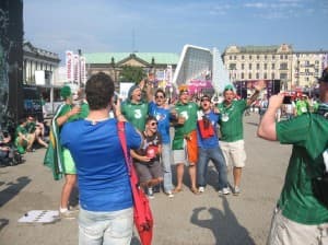 Wspólnie fotografujący się Irlandczycy i Włosi na terenie poznańskiej strefy kibica