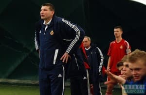 Doświadczenie w trenowaniu młodych zawodników były gracz Wisły Kraków zdobył, prowadząc własną szkółkę UKS Lauda, która swego czasu cieszyła się sporym zainteresowaniem